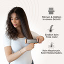 Frau stylt ihre Haare mit dem Aerova Luftstreckeisen – Föhnen und Glätten in einem Schritt, ohne Frizz oder Haarschäden.