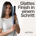 Lächelnde Frau präsentiert den Aerova Airstrait Luftglätter – glattes Finish in nur einem Schritt.